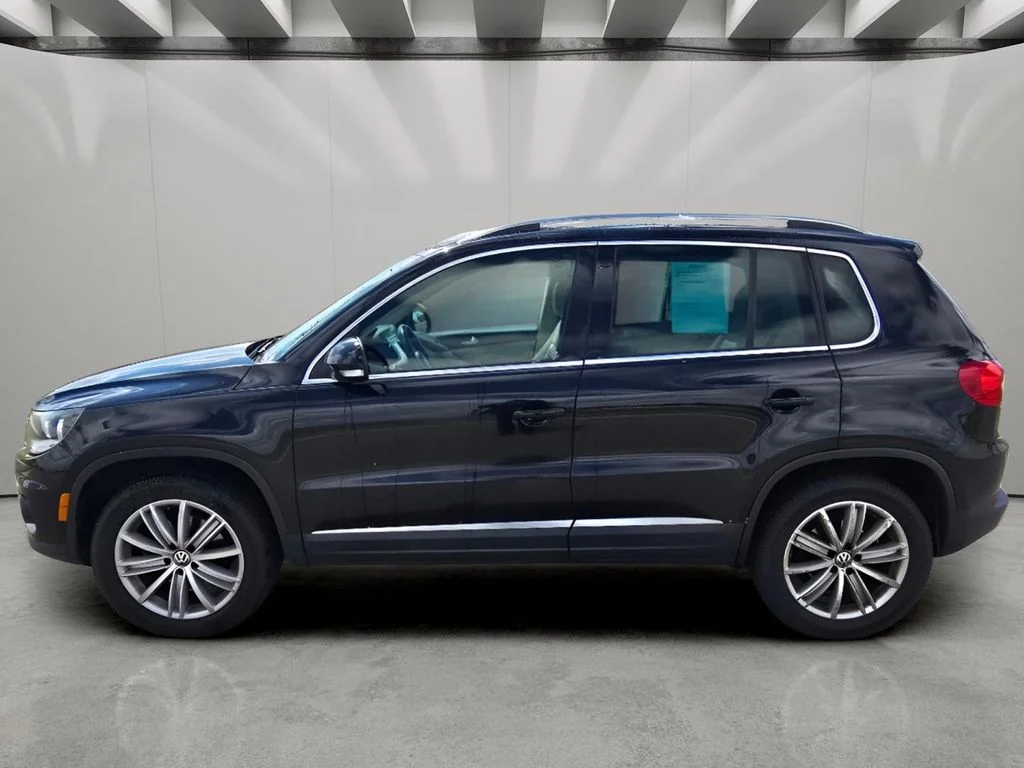 Used 2013 Deep Black Metallic Volkswagen SE image 2