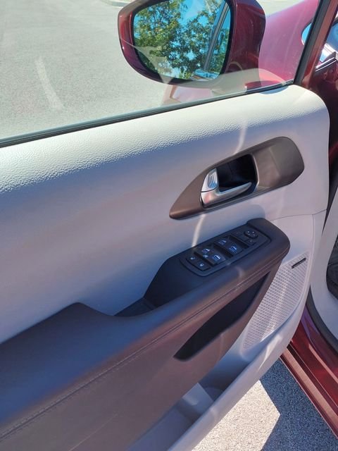 Used 2019 Velvet Chrysler Touring L Plus image 18