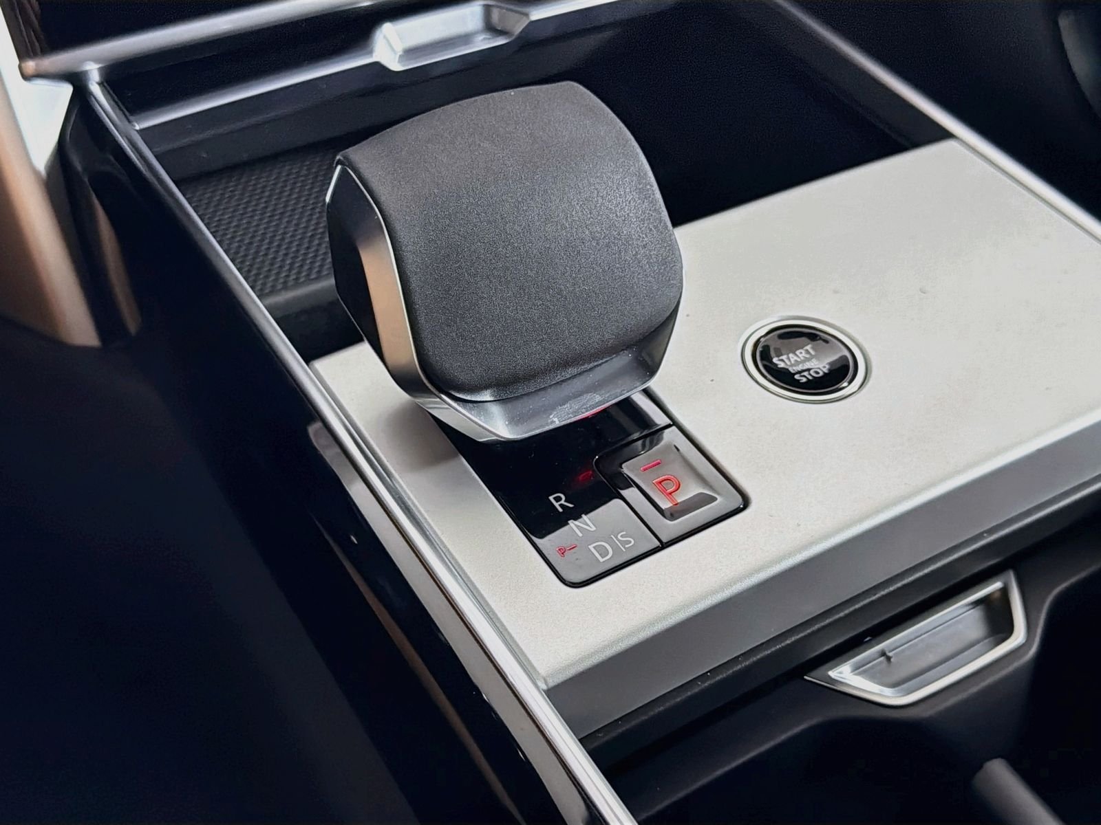 New 2026 Santorini Black LAND ROVER SE 7 Seats image 16