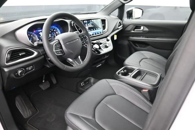 New 2027 Bright White Clear-Coat Exterior Paint Chrysler LX image 14