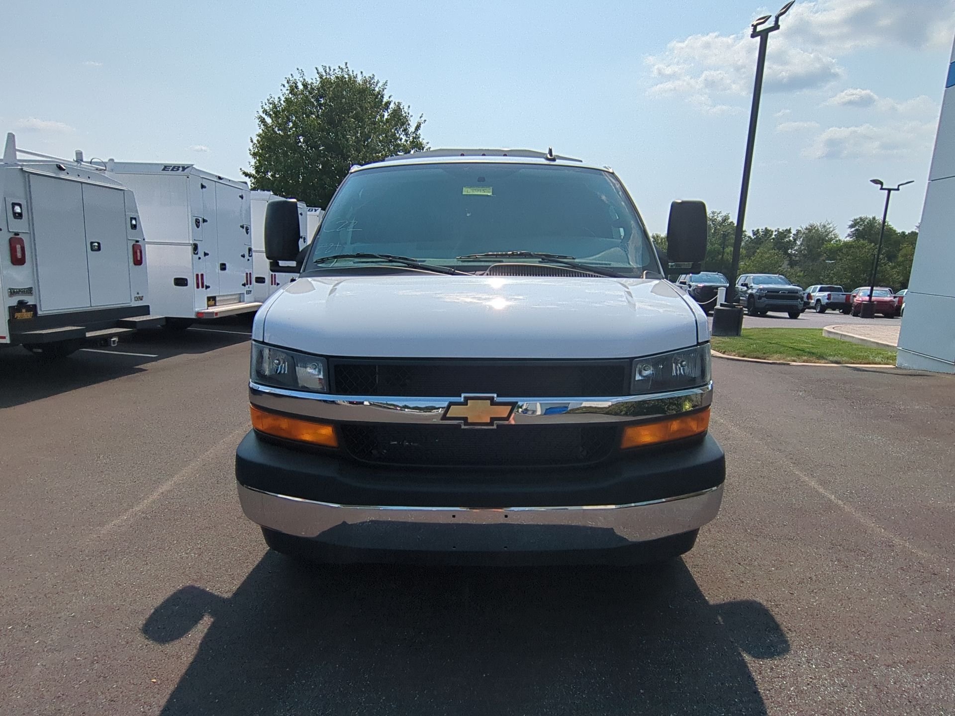 New 2025 Summit White Chevrolet 1WT image 37