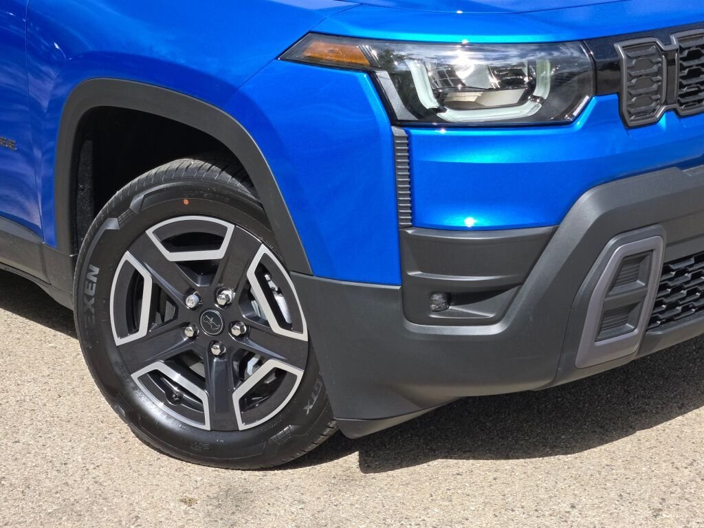 New 2026 Hydro Blue Pearl-Coat Exterior Paint Jeep Laredo image 4