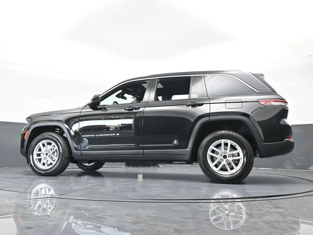 New 2026 Diamond Black Crystal Pearl-Coat Exterior Paint Jeep Laredo X image 55