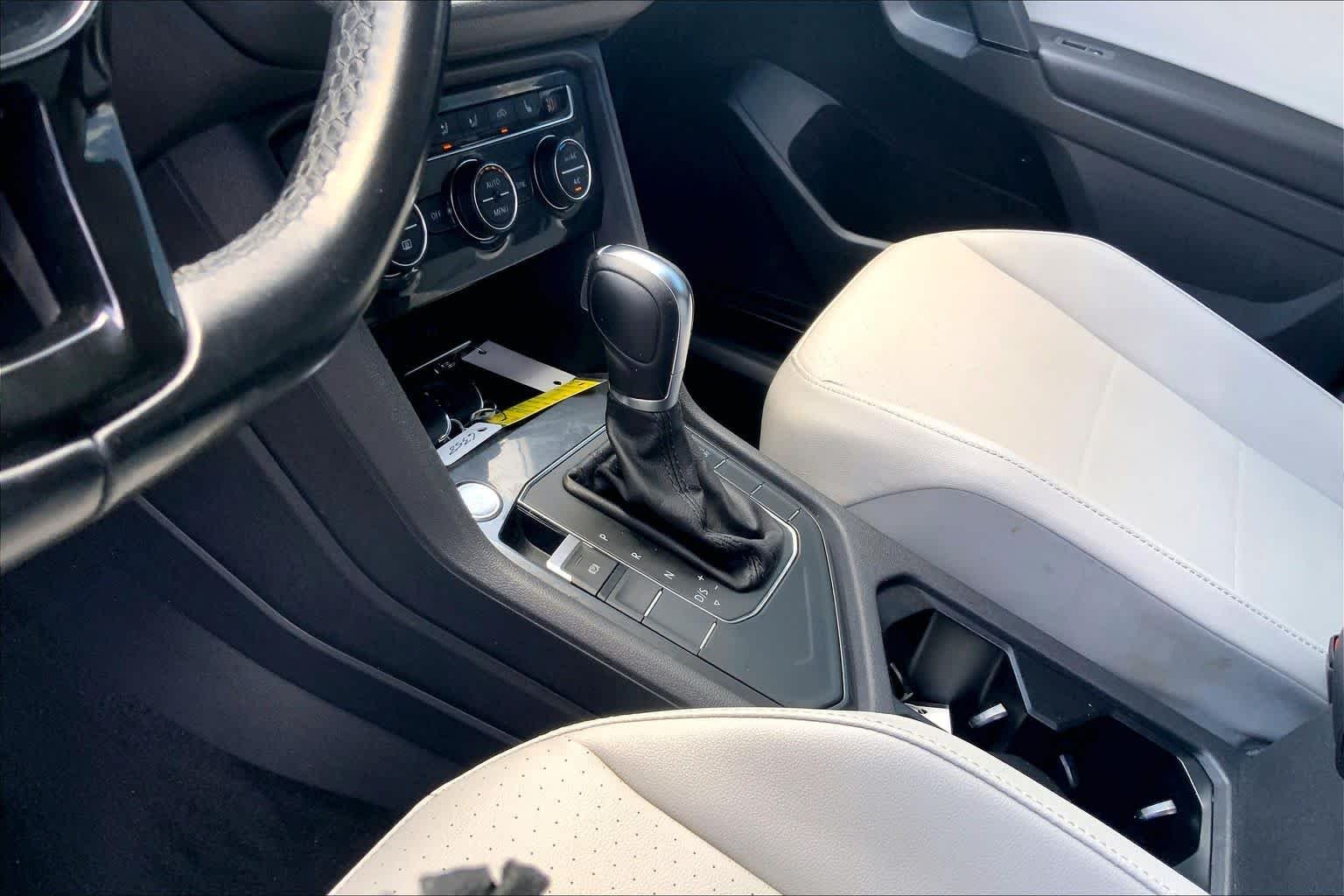 Used 2019 Pure White Volkswagen SE image 16