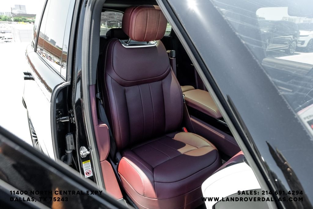 New 2026 Santorini Black Metallic Land Rover SE image 42