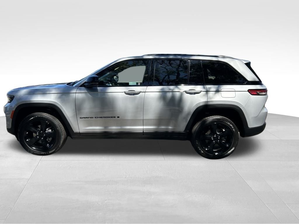 Used 2025 Silver Jeep Altitude image 3