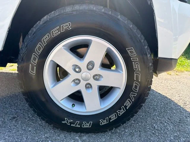 Used 2005 White Jeep Laredo image 12