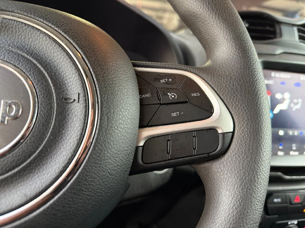 Used 2023 White Jeep Latitude image 25