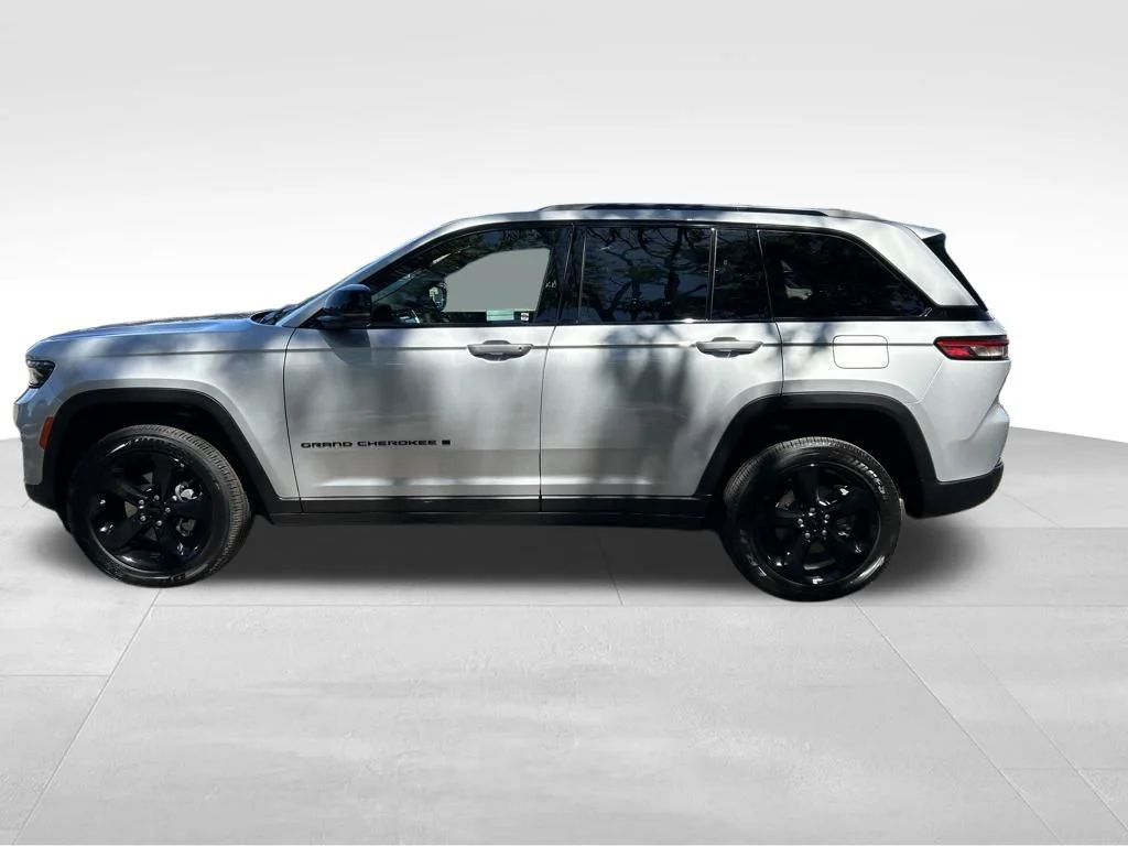 Used 2025 Silver Jeep Altitude X image 3