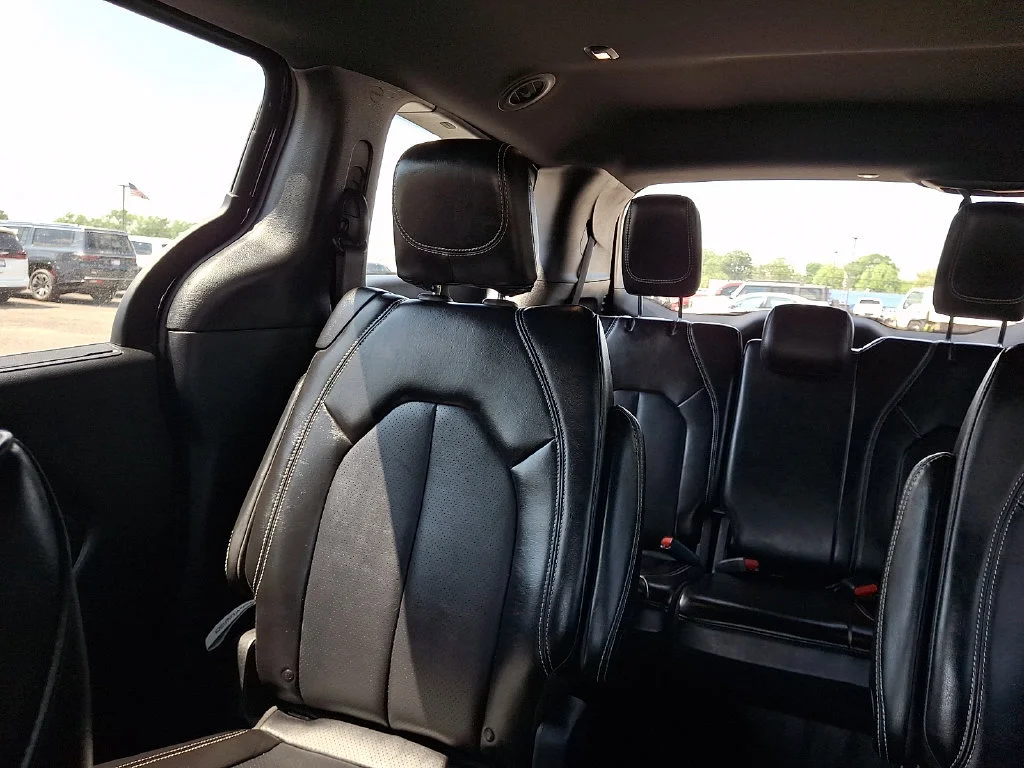 Used 2025 Diamond Black Crystal Pearlcoat Chrysler Select image 19