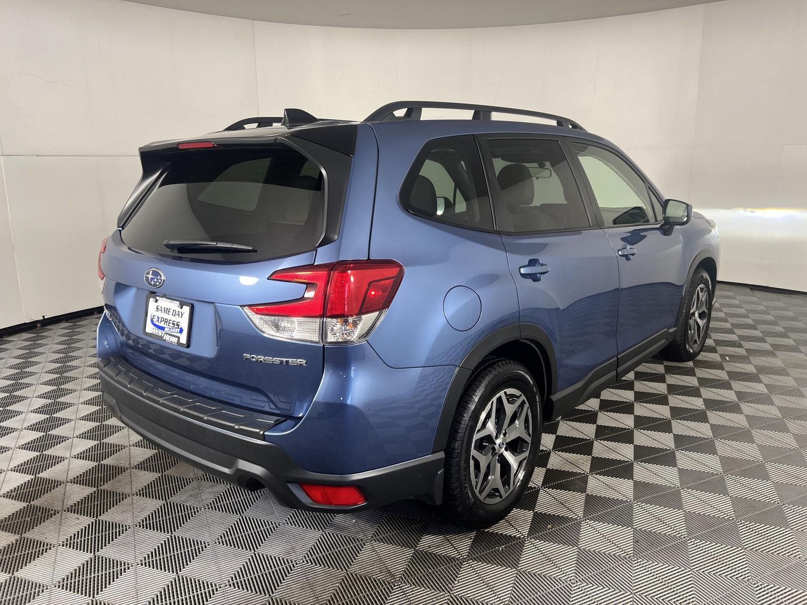 Used 2024 Horizon Blue Pearl Subaru Premium image 21