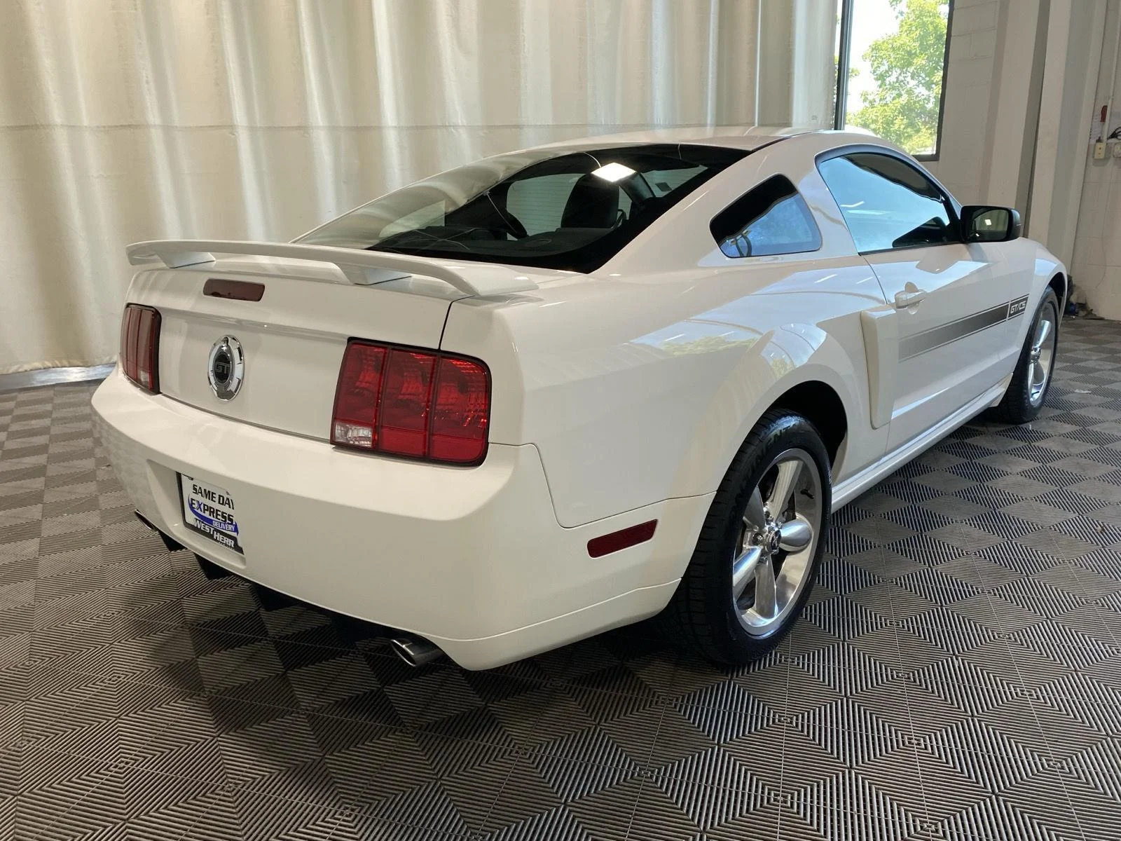 Used 2008 Performance White Clearcoat Ford GT Deluxe image 8