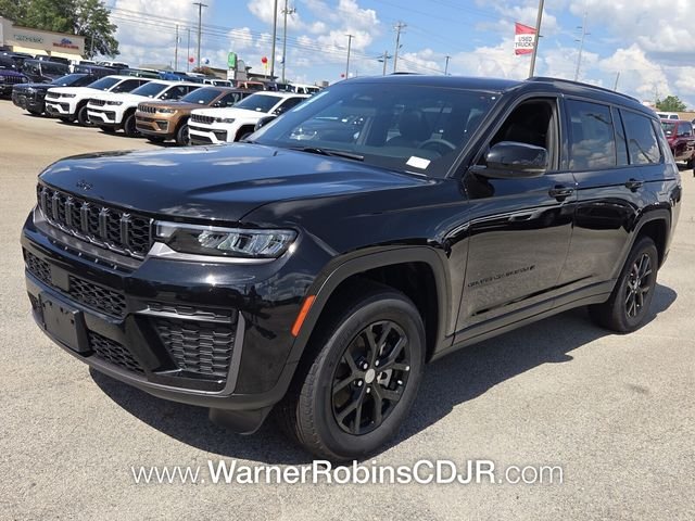 New 2026 Diamond Black Crystal Pearl-Coat Exterior Paint Jeep Altitude image 3