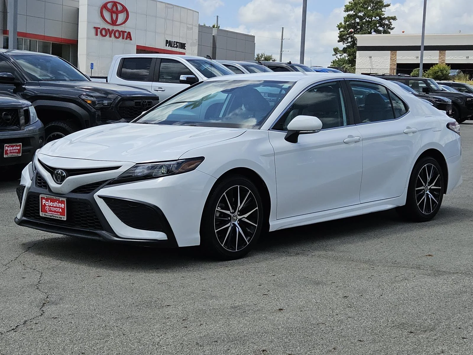Used 2023 White Toyota SE Auto (Natl) image 3