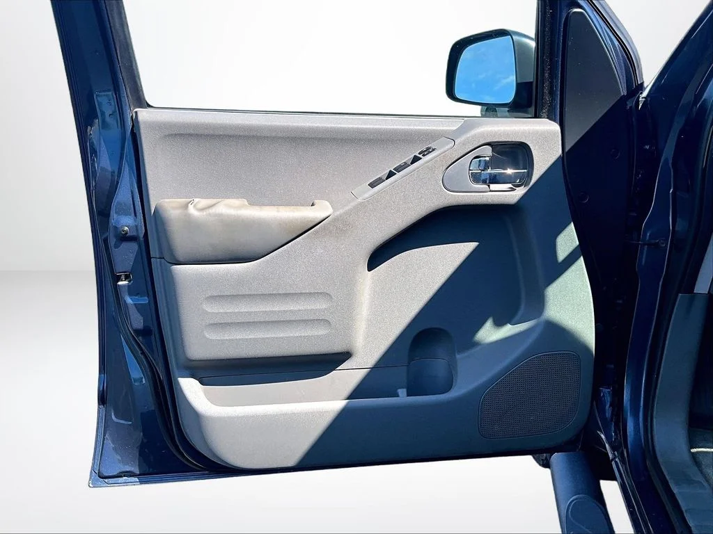 Used 2015 Blue Nissan SV image 23