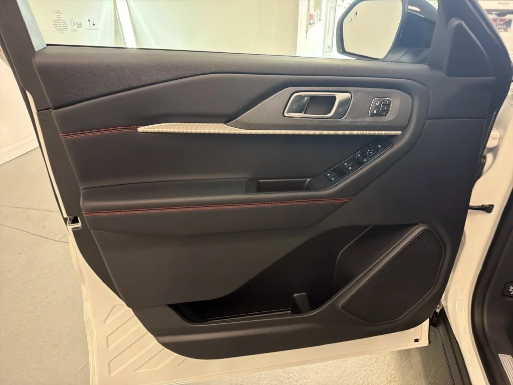New 2027 Star White Metallic Tri-Coat Ford ST-Line image 13