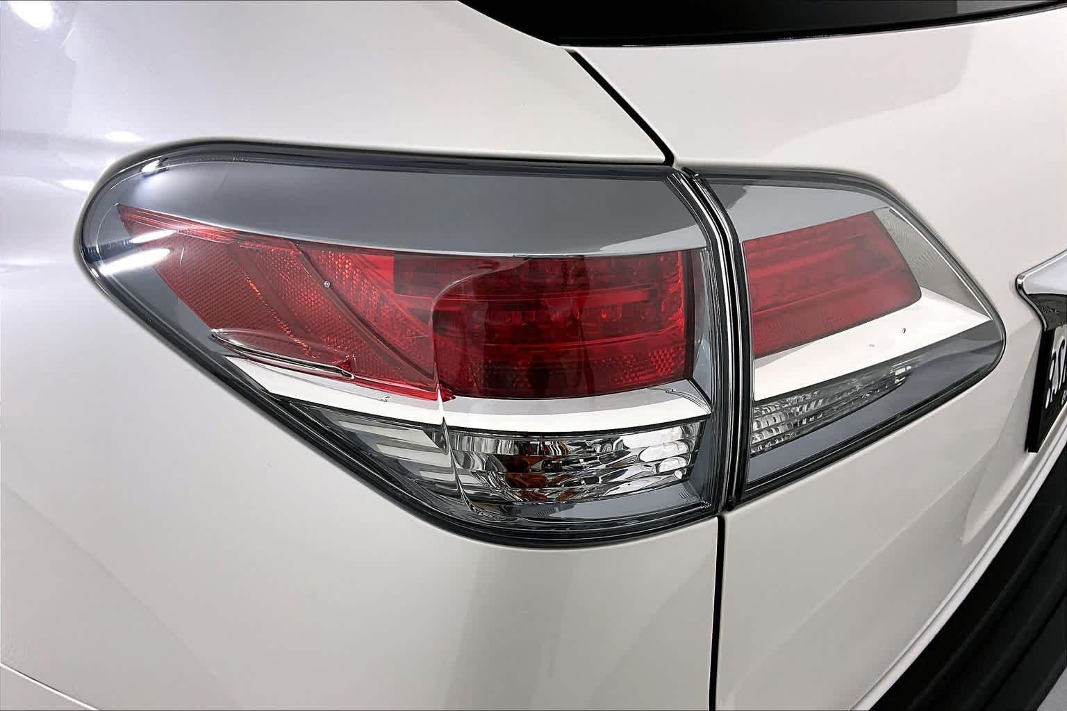 Used 2015 Starfire Pearl Lexus  image 27