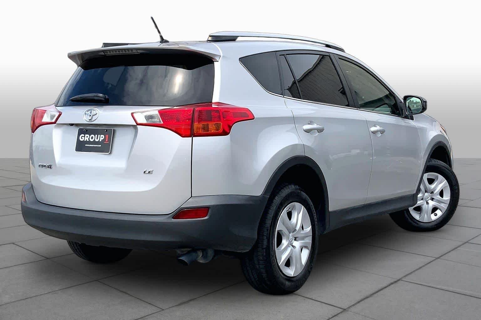 Used 2013 Classic Silver Metallic Toyota LE image 13