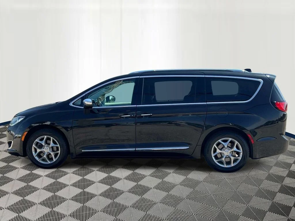 Used 2019 Chrysler Pacifica Limited with VIN 2C4RC1GG9KR721160 for sale in Eastpointe, MI