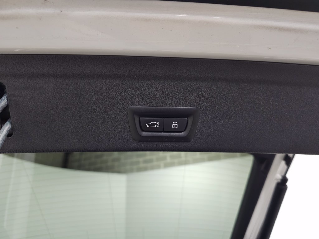 Used 2024 White BMW xDrive40i image 6