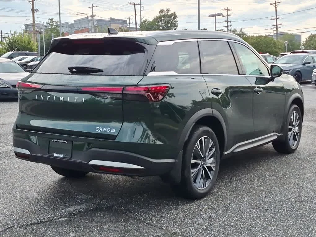 New 2027 DEEP EMERALD INFINITI Luxe AWD image 3