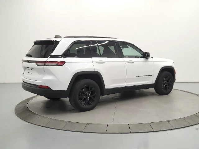 Used 2024 White Jeep Altitude image 8