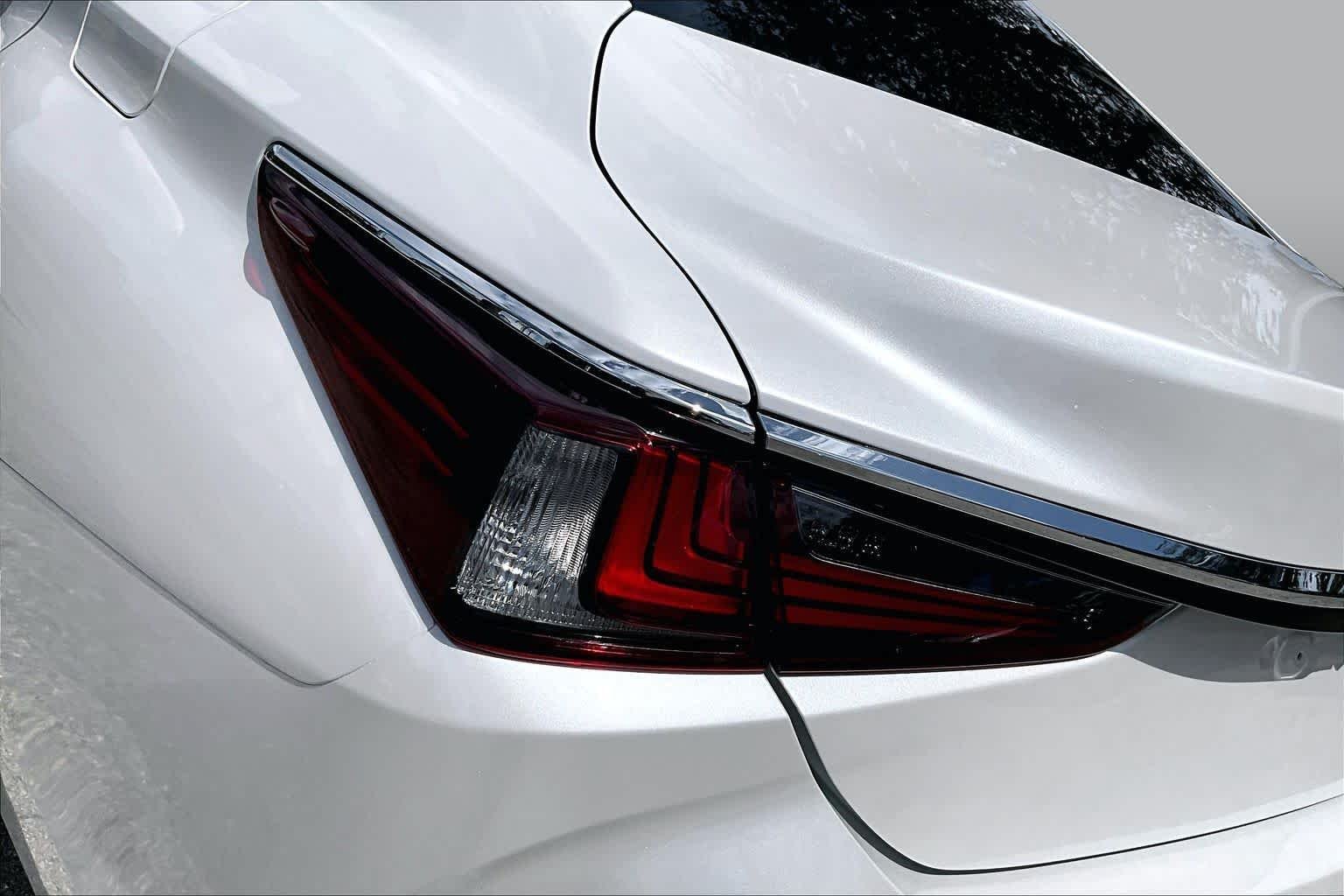 Used 2025 Eminent White Pearl Lexus  image 29
