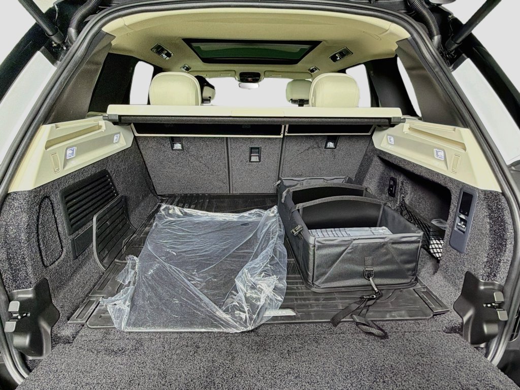 New 2026 Fuji White Land Rover SE image 28