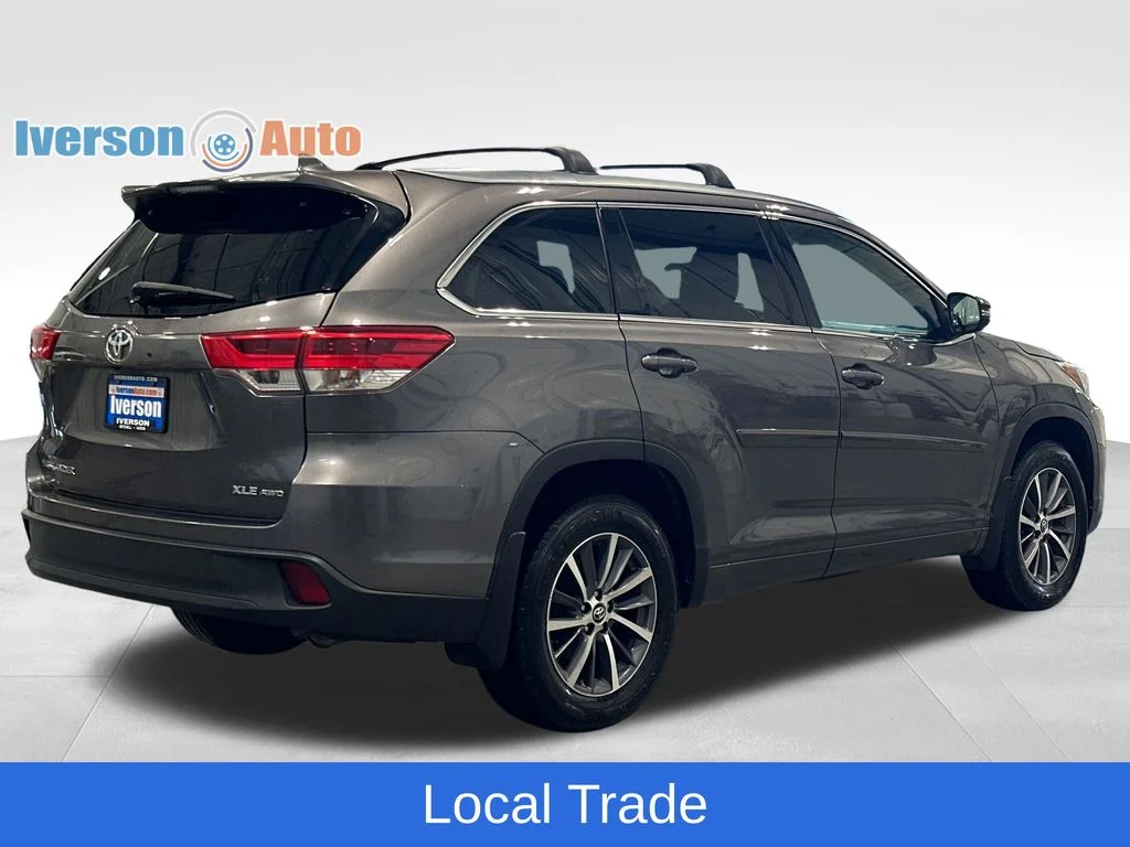 Used 2018 Gray Toyota XLE image 10