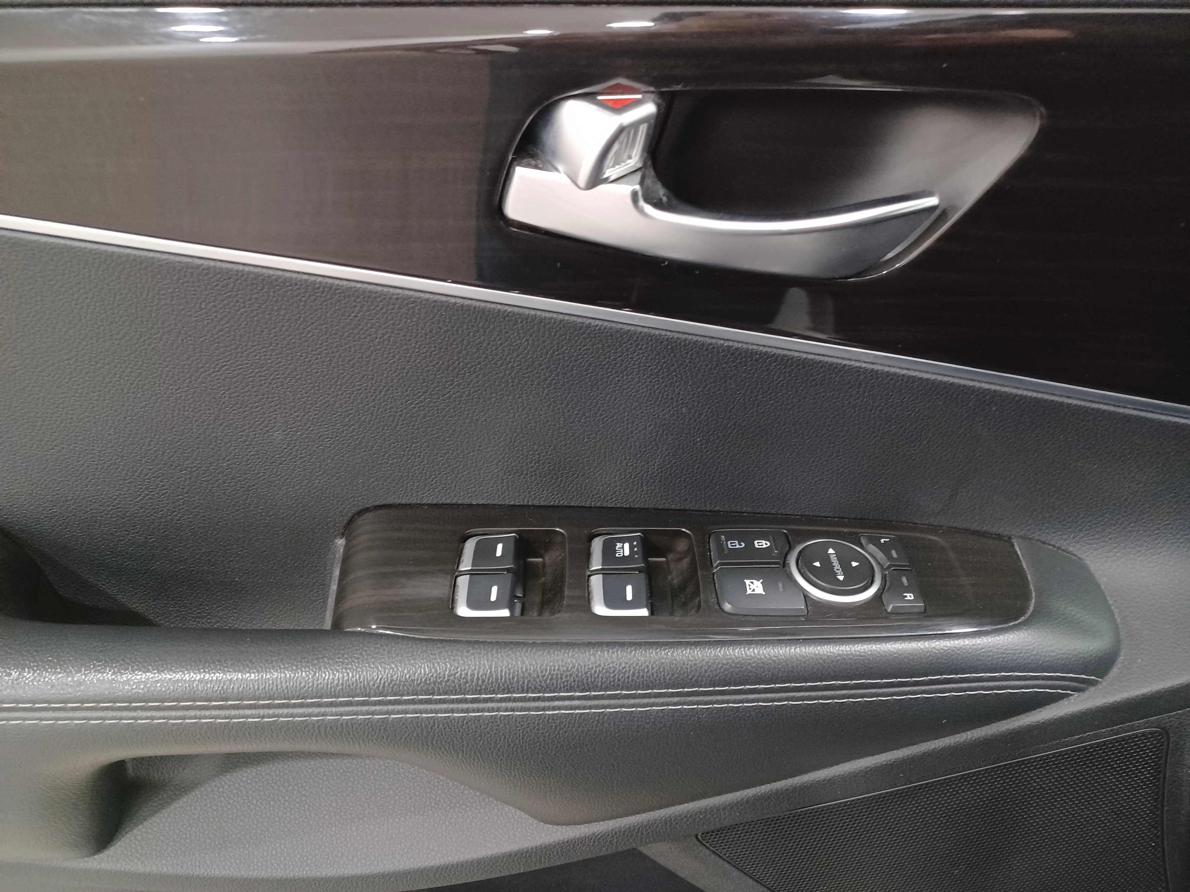 Certified Used 2020 Snow White Pearl Kia LX AWD*7 Pass | Snow White Pearl | Remote Start | Htd Seats | Park Assist | Apple CarPlay | Tow Pkg image 9