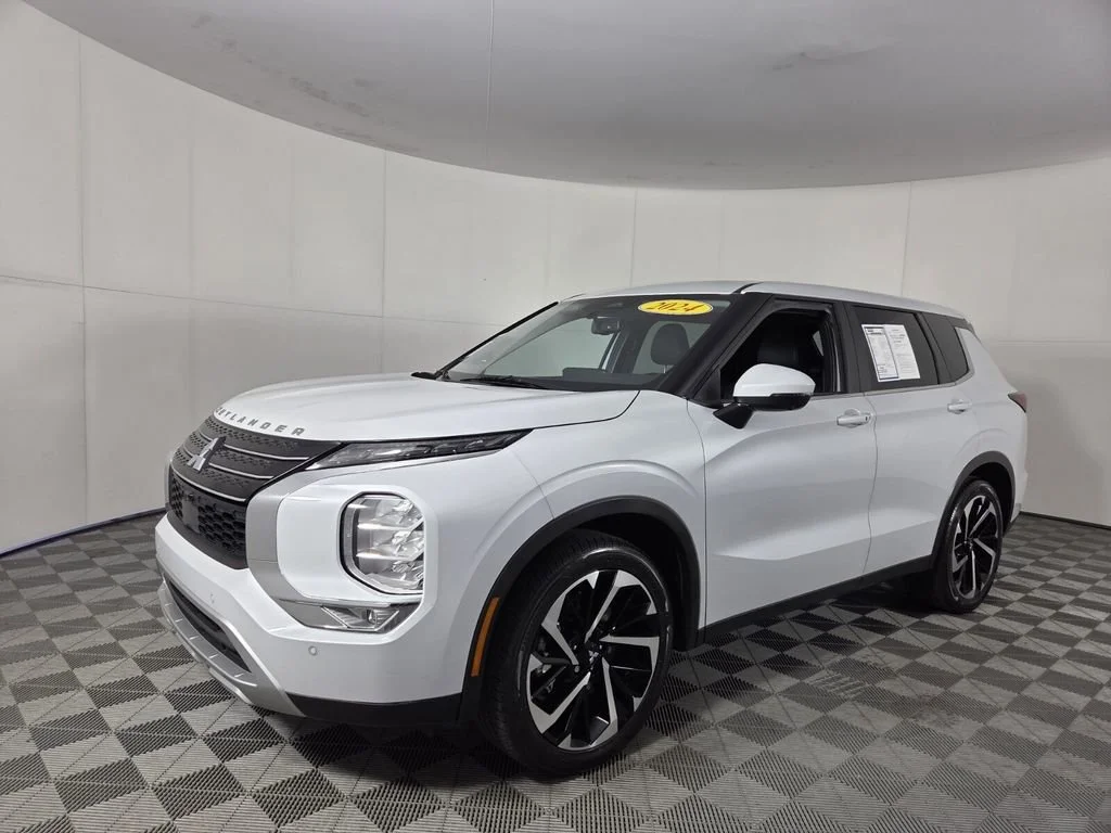 Used 2024 White Mitsubishi SE Black Edition image 11