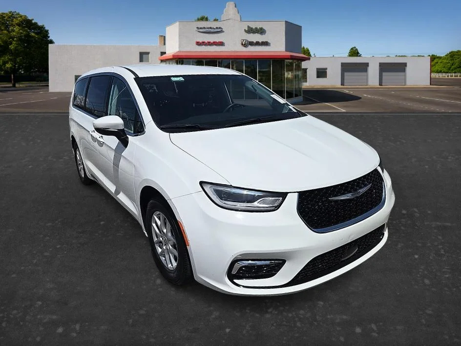2023 Chrysler Pacifica Touring L's photo