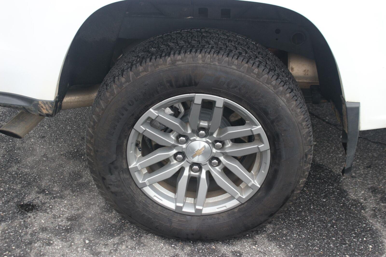 Used 2024 Summit White Chevrolet LT image 36