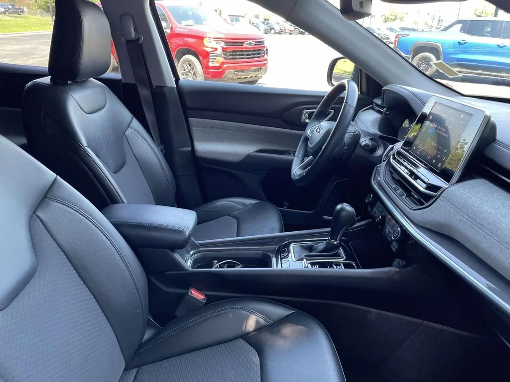 Used 2022 Black Jeep Latitude 4x4 image 9