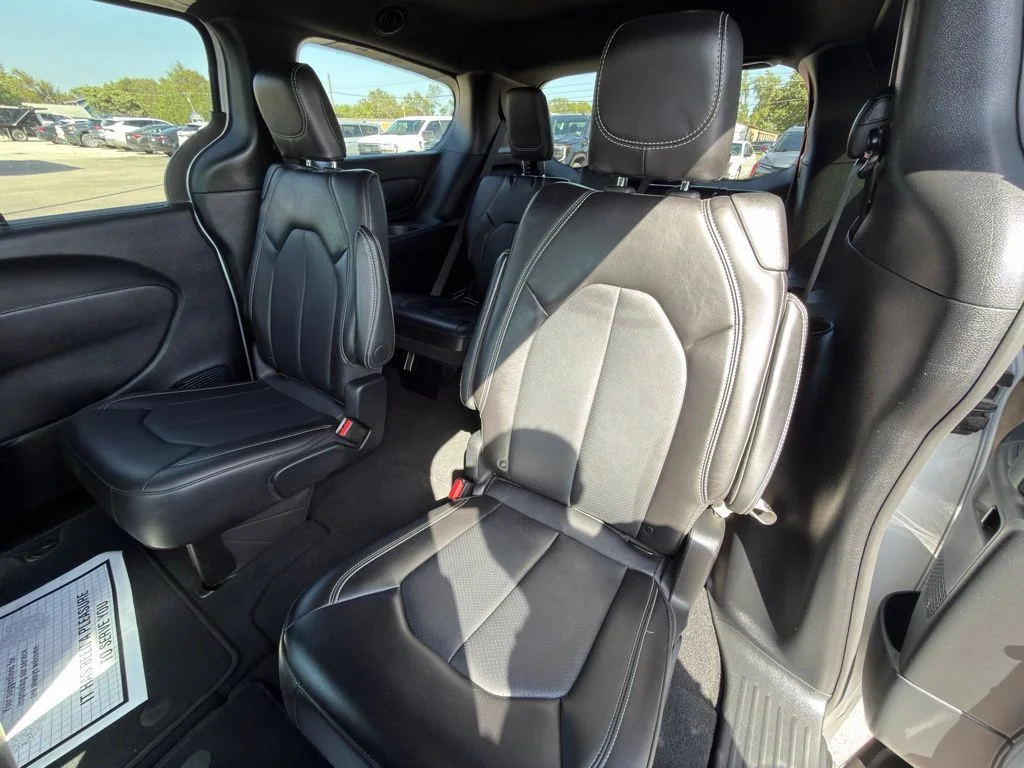 Used 2025 White Chrysler Select image 15