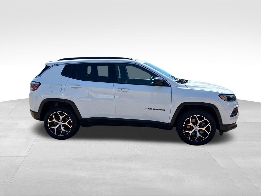 Used 2024 White/off-white Jeep Latitude image 7