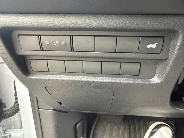 Used 2024 White Diamond Mitsubishi SE image 18