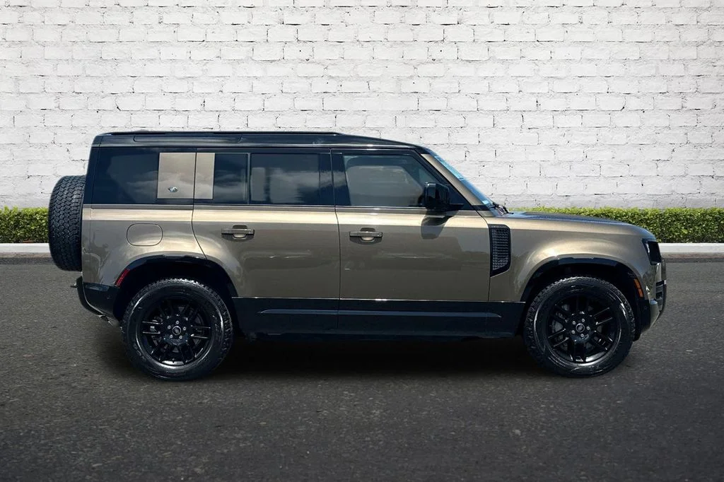 Used 2023 Brown Land Rover X-Dynamic SE image 3