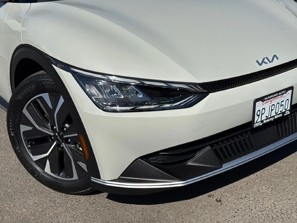 Used 2024 White Kia Light image 6