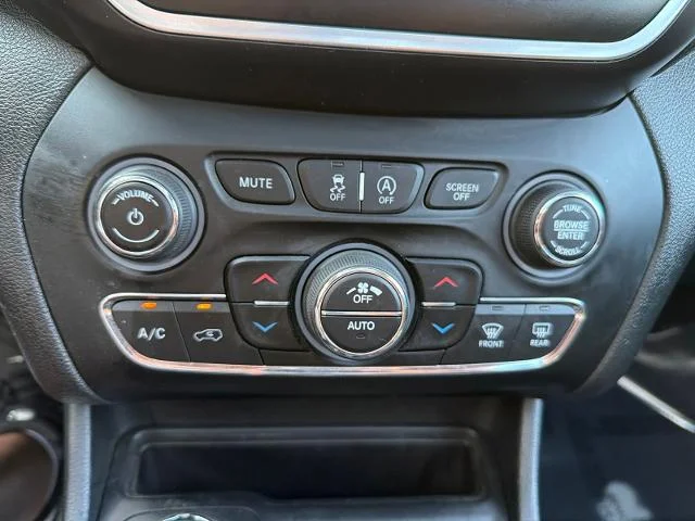 Used 2019 Granite Crystal Clearcoat Metallic Jeep  image 25