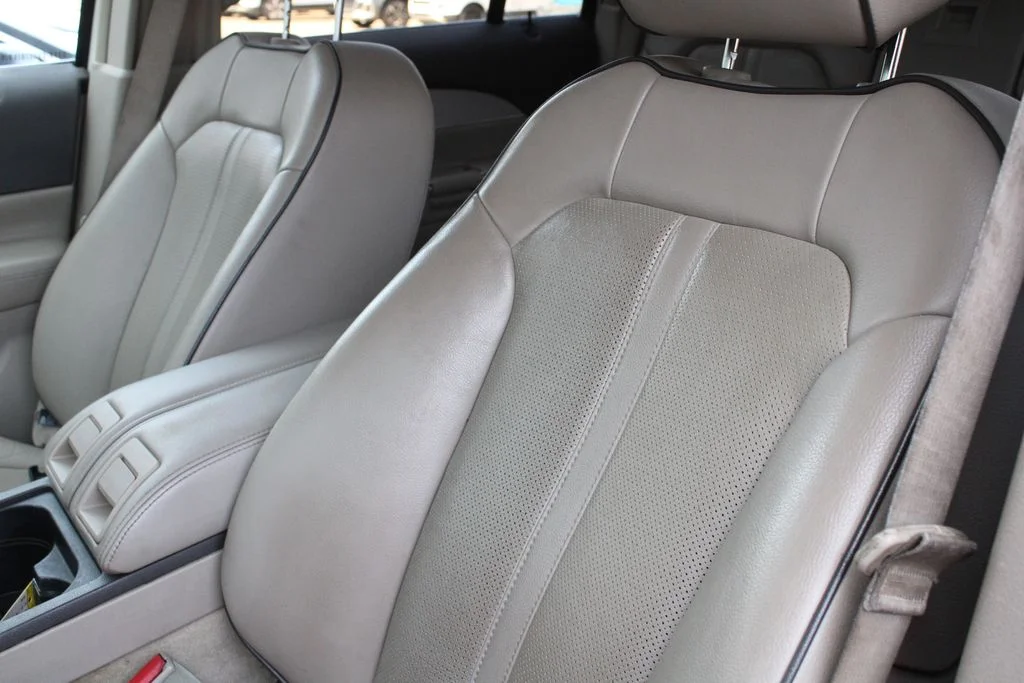 Used 2012 Beige Lincoln Base image 6