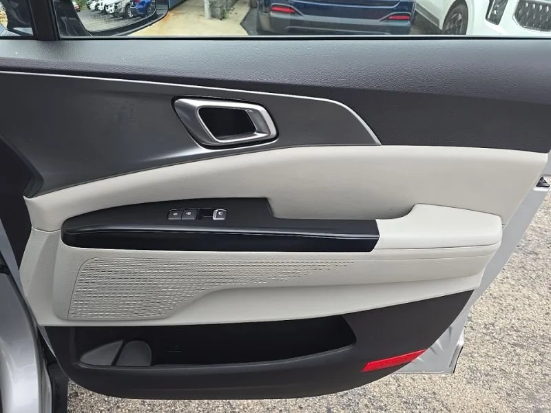 Used 2022 Silver Kia LXS image 30