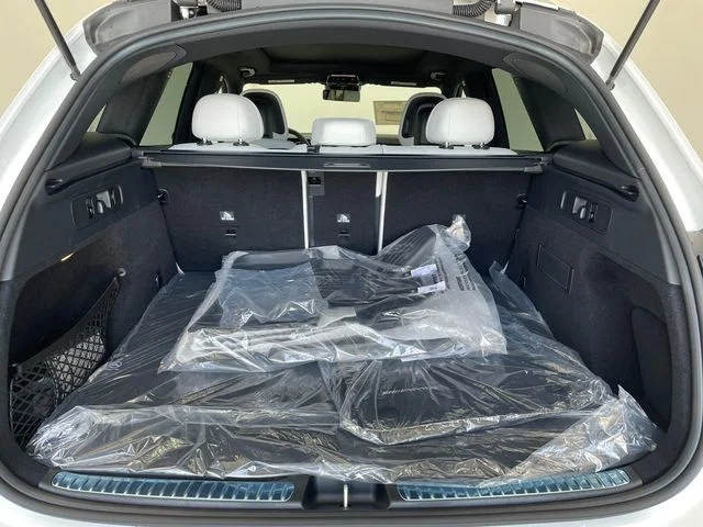 New 2027 White Mercedes-Benz GLC 300 image 8
