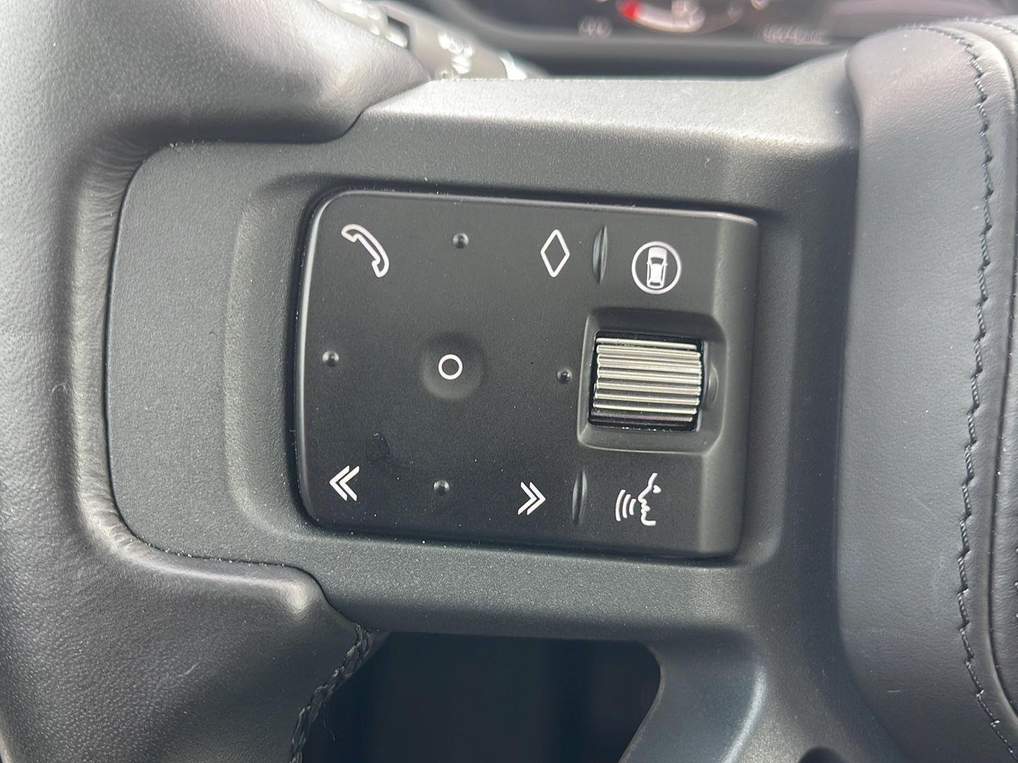 Used 2024 Fuji White Land Rover X-Dynamic SE image 28