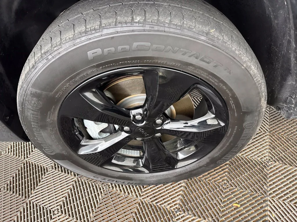 Used 2023 Gray Jeep Altitude image 30