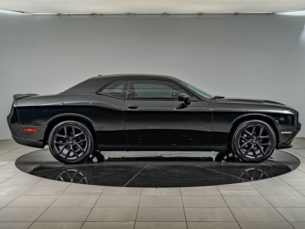Used 2021 Pitch Black Clearcoat Dodge SXT image 4
