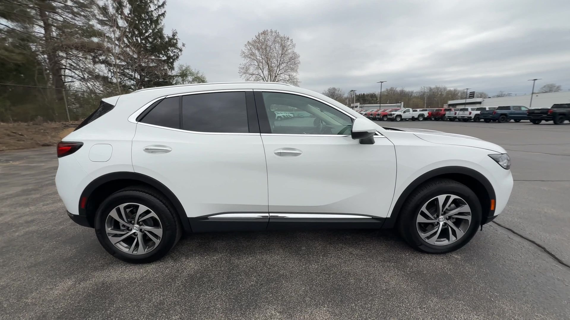Used 2023 Summit White Buick Essence image 9