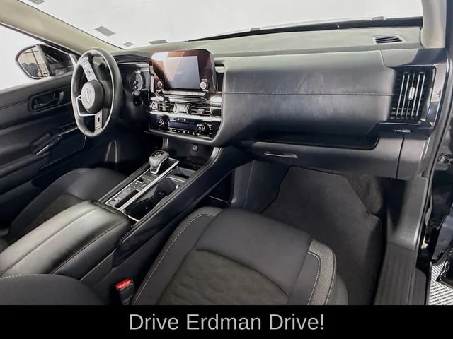 2025 Nissan Pathfinder SV - Photo 26