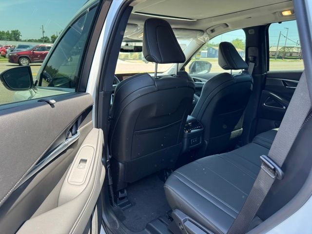 New 2026 Radiant White INFINITI LUXE image 36