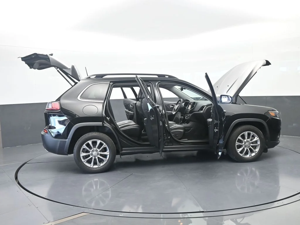 Used 2022 Diamond Black Crystal Pearlcoat Jeep Latitude Lux image 68